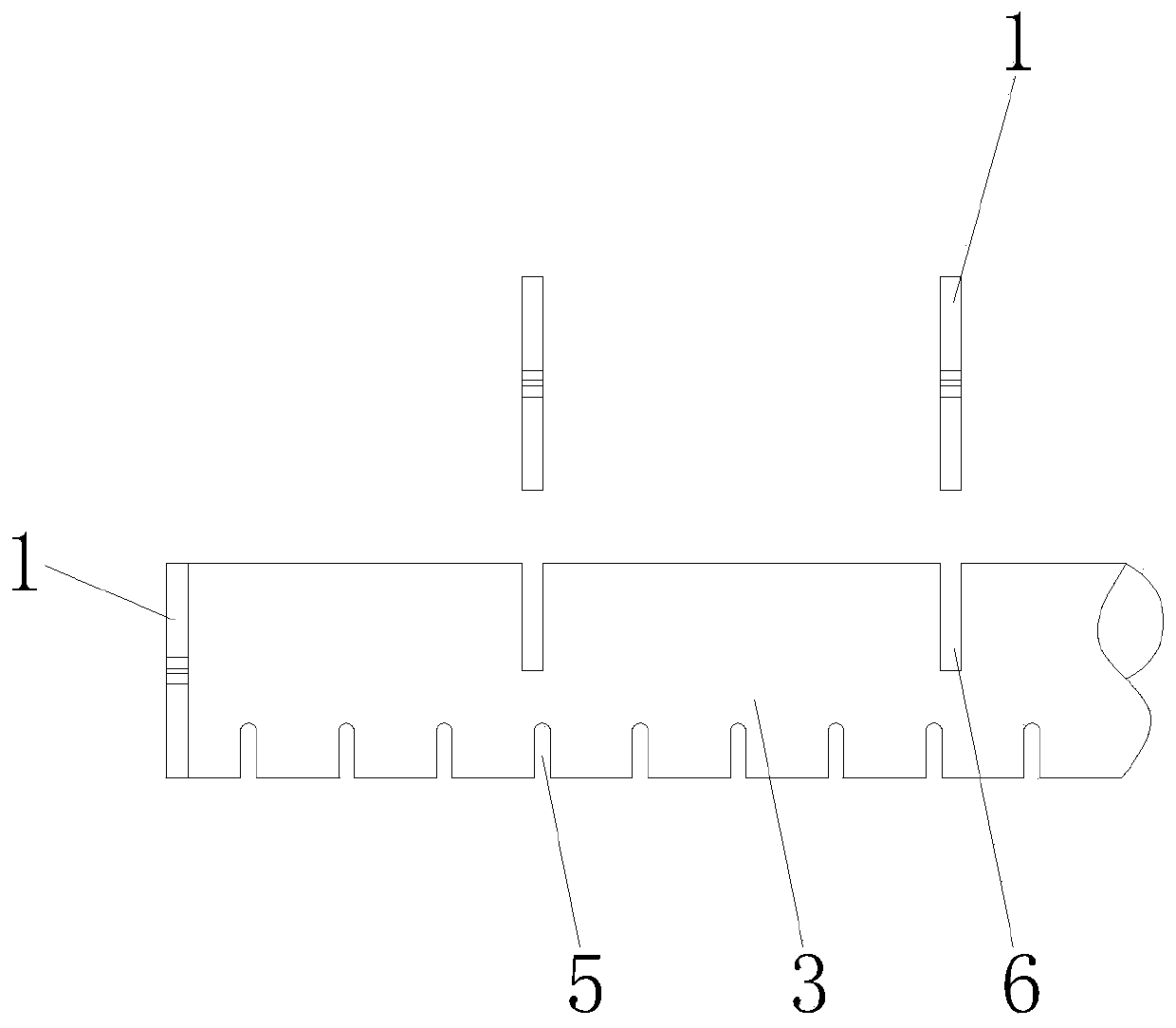 Tightly-clamping anti-loose condenser spacer