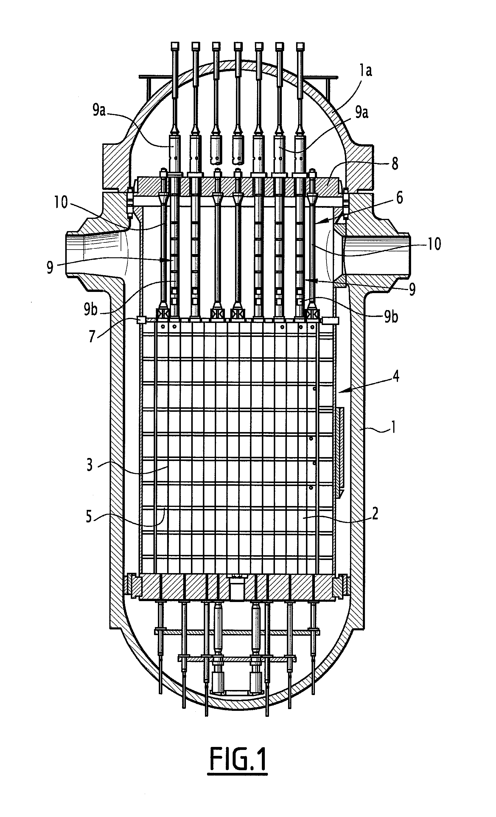 Device for assisting in the underwater extraction or insertion of an elongate element disposed in a pipe, and method for assisting in the extraction or insertion of one such element