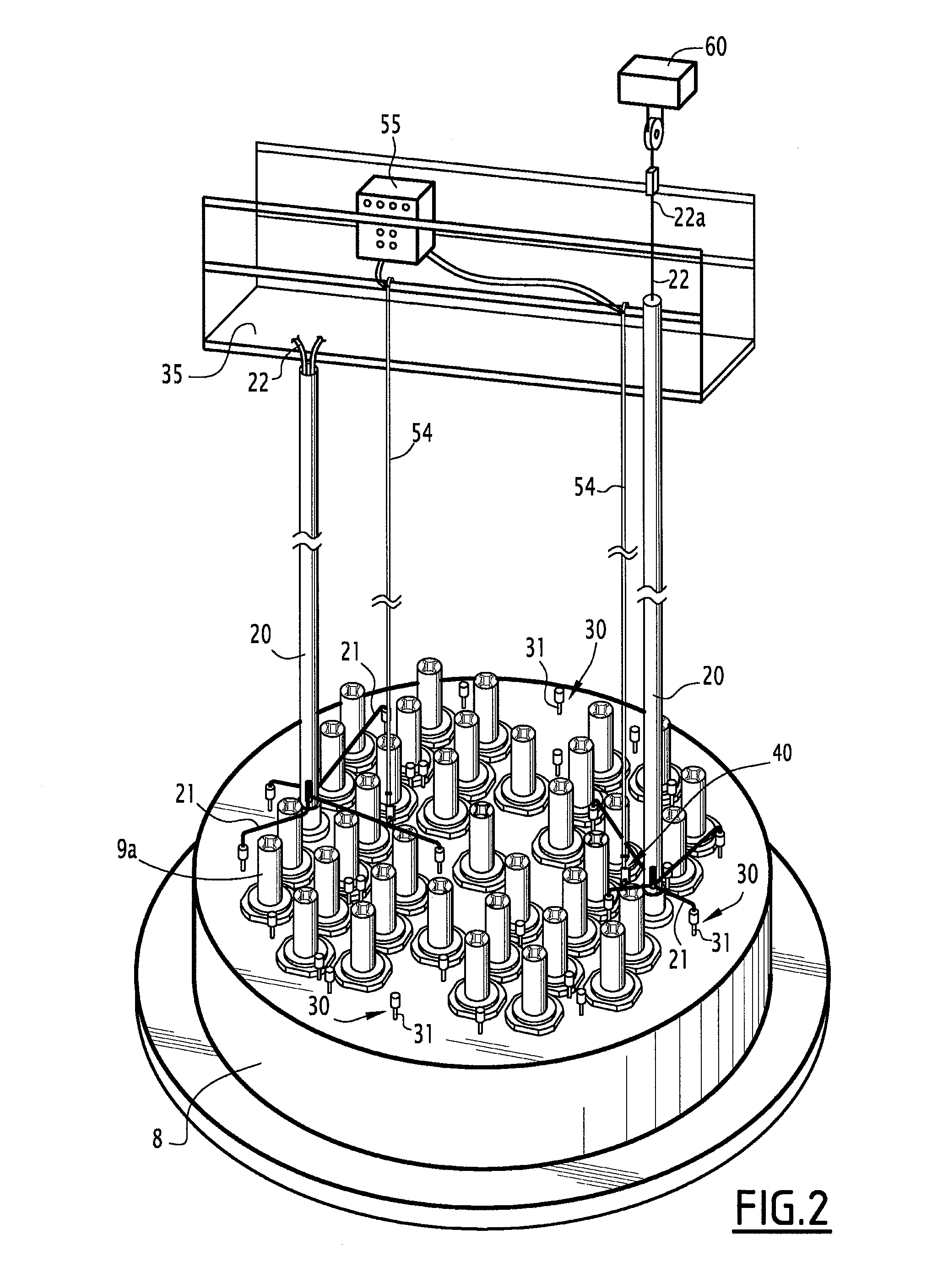 Device for assisting in the underwater extraction or insertion of an elongate element disposed in a pipe, and method for assisting in the extraction or insertion of one such element