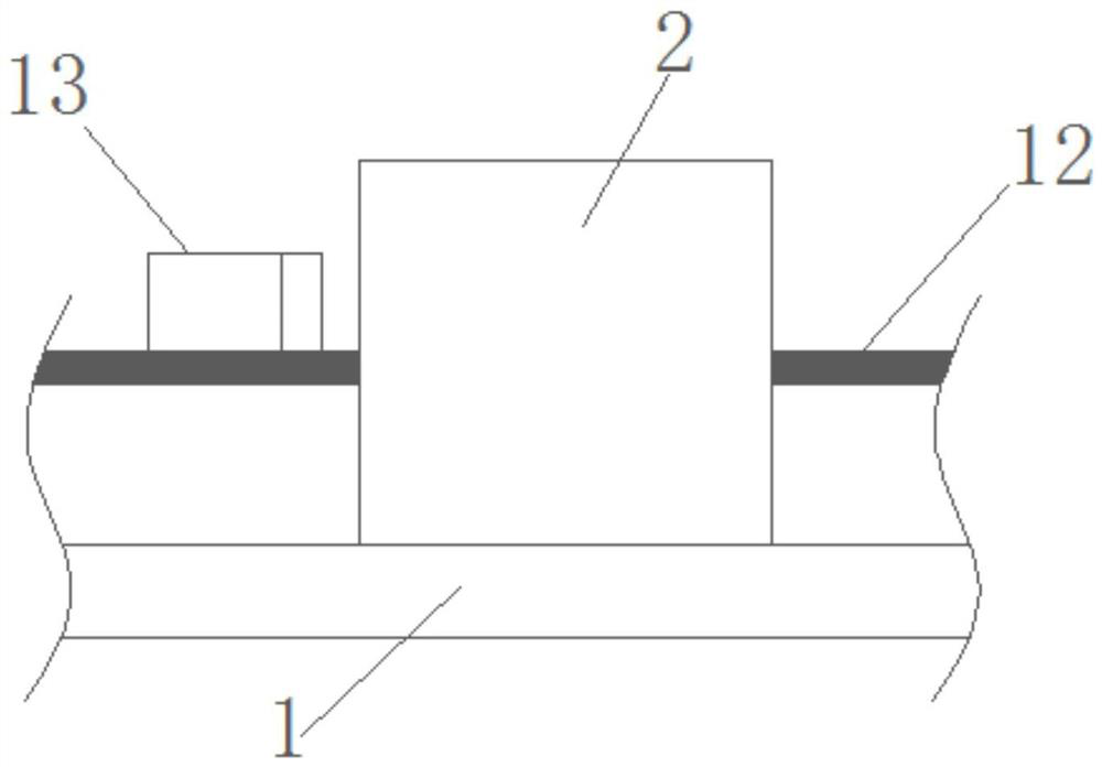 A sheet straightening device that reduces wear and avoids clogging