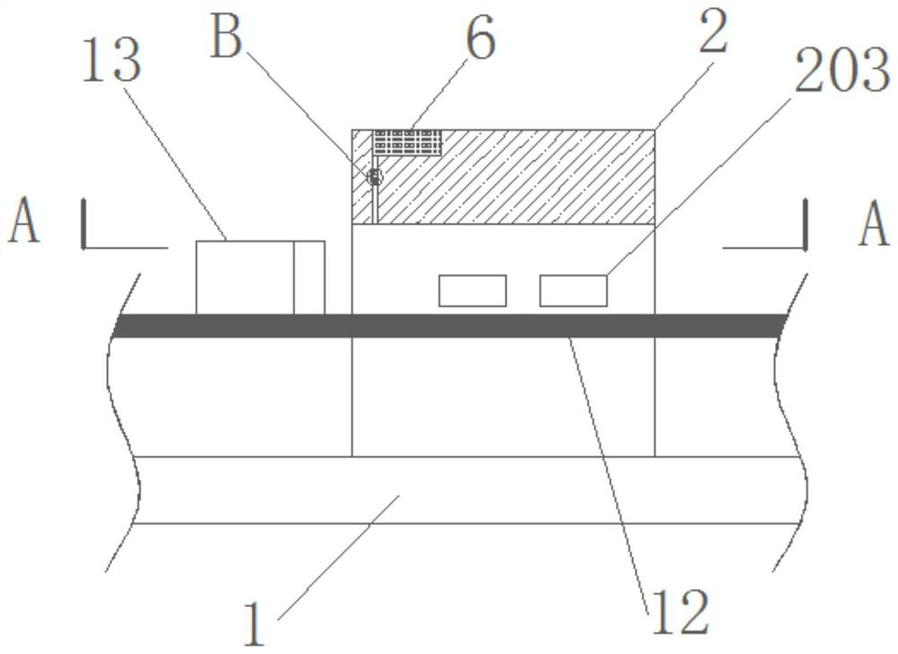 A sheet straightening device that reduces wear and avoids clogging