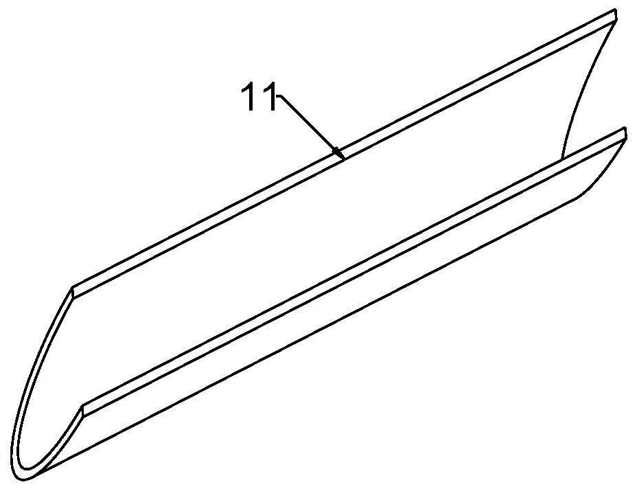 A continuous agricultural product crushing device with automatic intermittent feeding and discharging