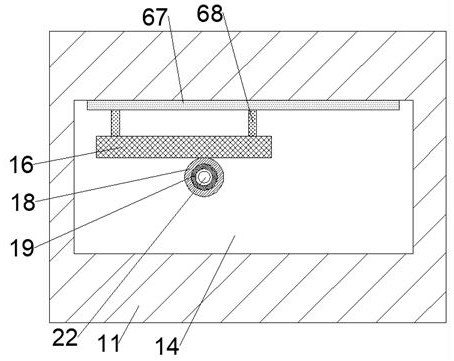 Material conveyor for crushing and quantitatively outputting coagulated blocky powder