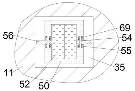 Material conveyor for crushing and quantitatively outputting coagulated blocky powder