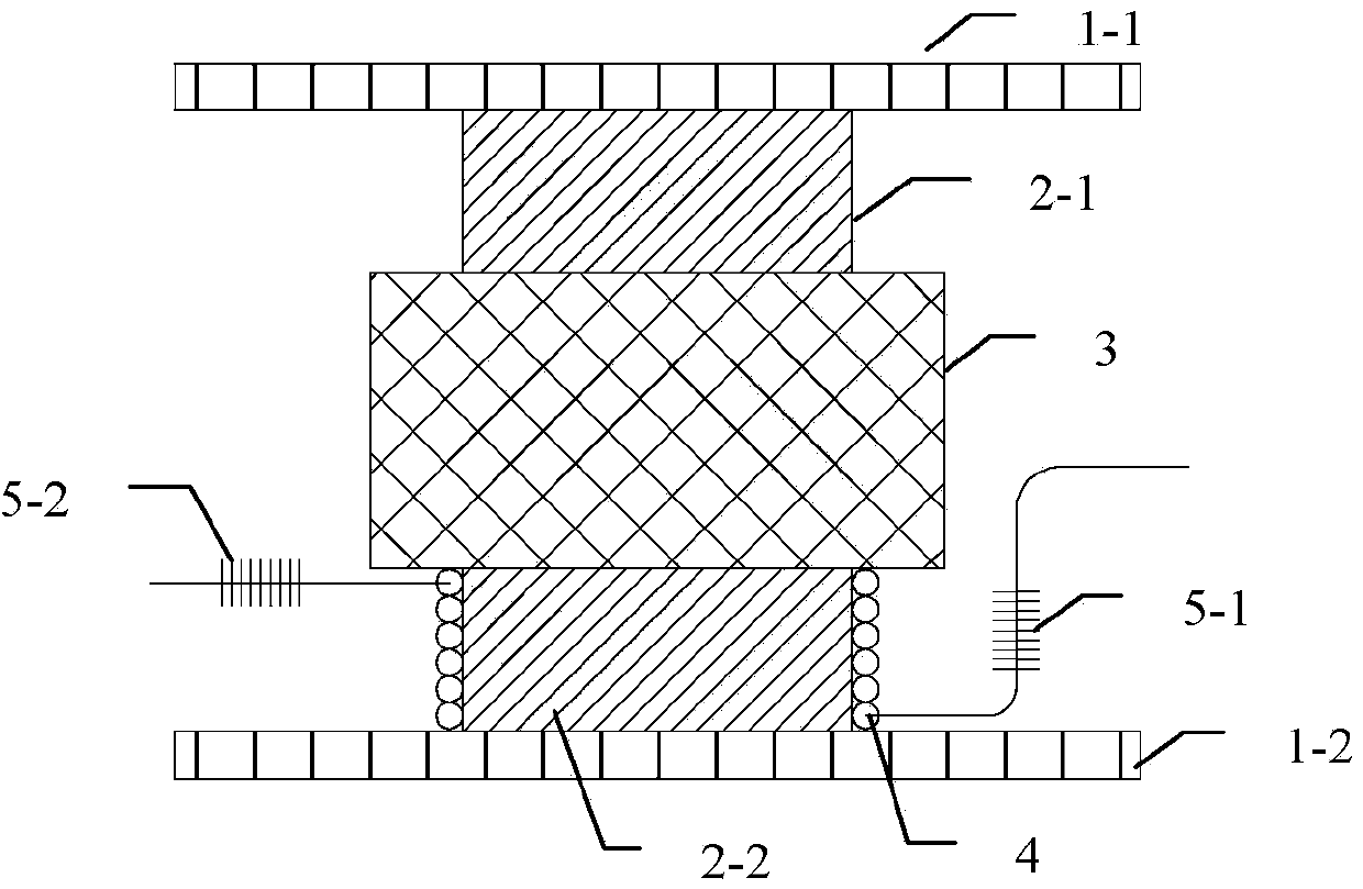 Single-component fiber-optic geophone, three-component fiber-optic microseismic geophone comprising same and three-component fiber-optic microseismic detection array also comprising same