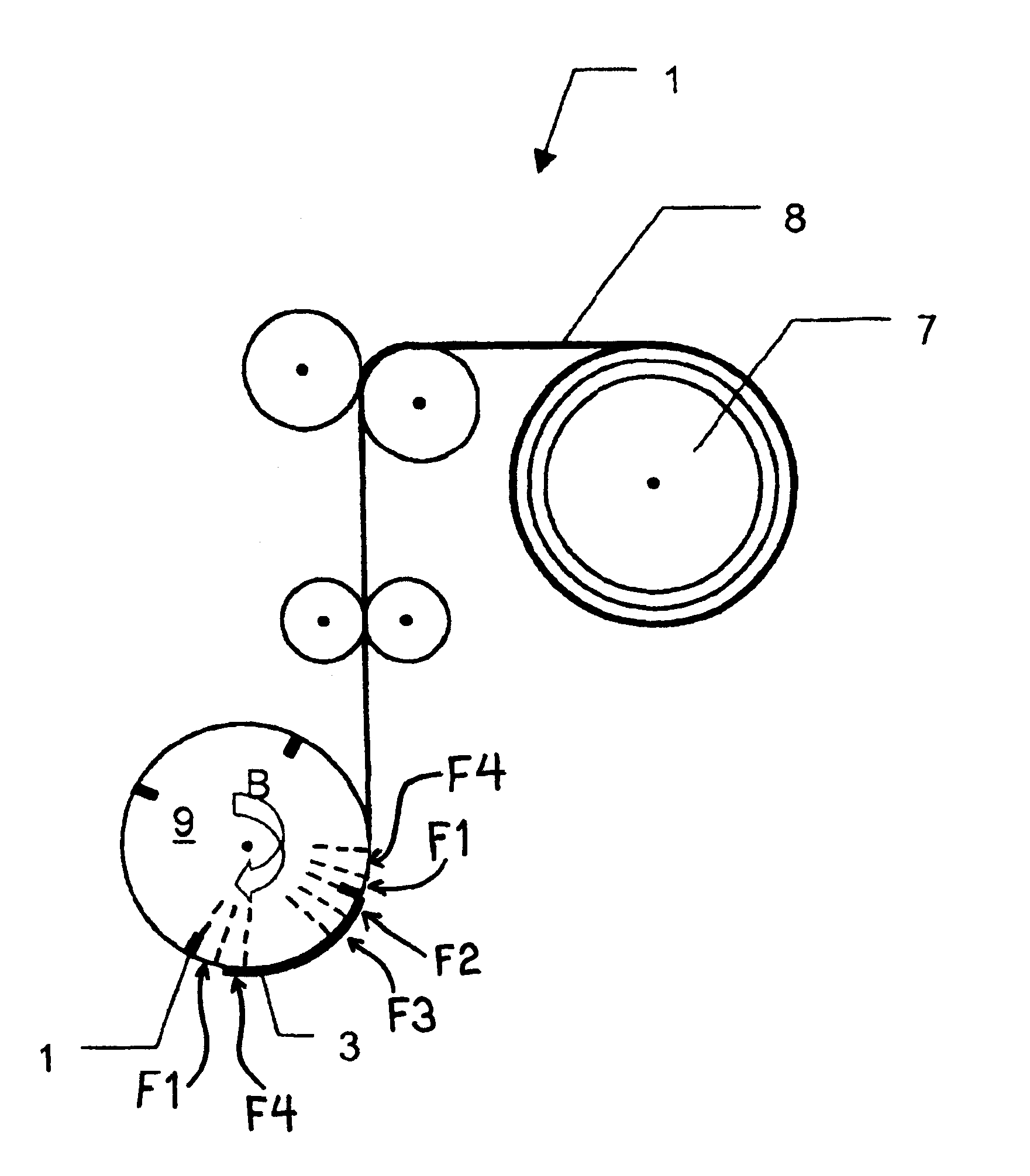 Labeling arrangement for labeling beverage bottles