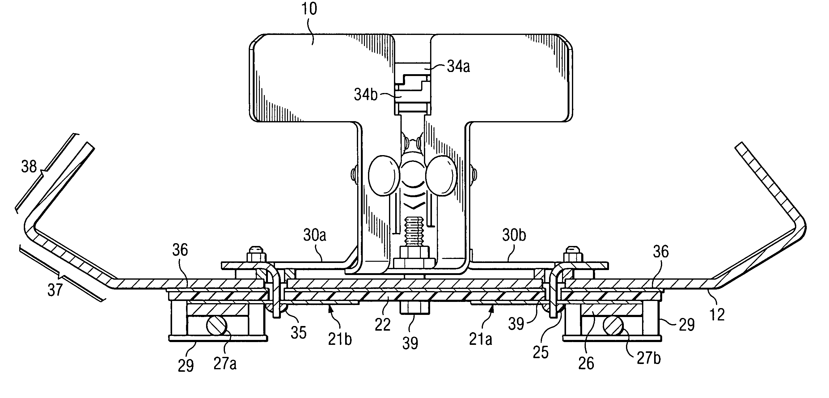 Dual polarized three-sector base station antenna with variable beam tilt