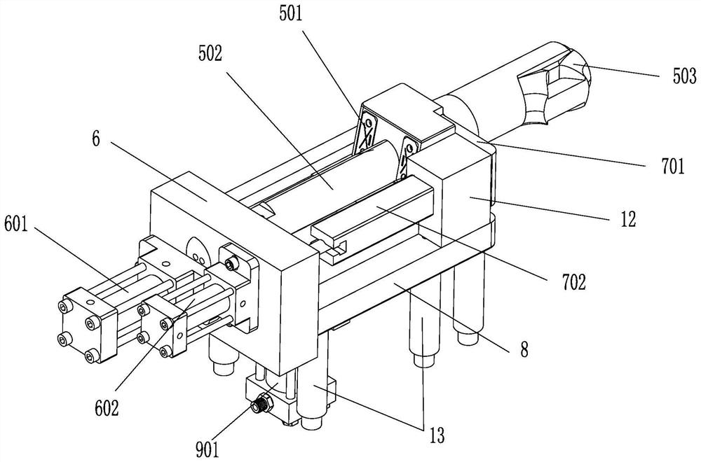 Pipefitting die with runner without retardation and forming method thereof