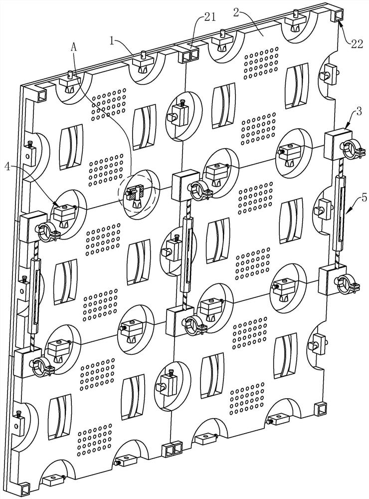 Spliced display screen capable of preventing image deformation