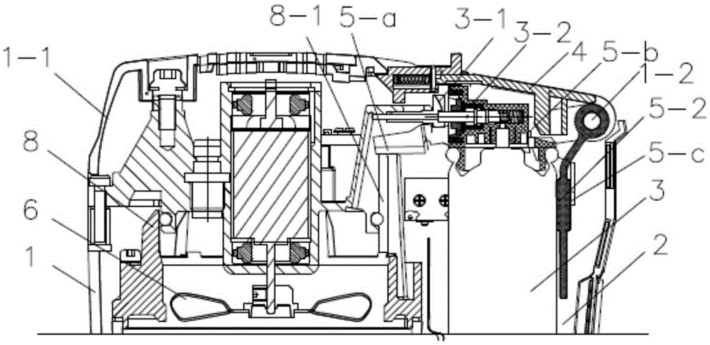 A fuel input actuating device and a gas power tool with the device