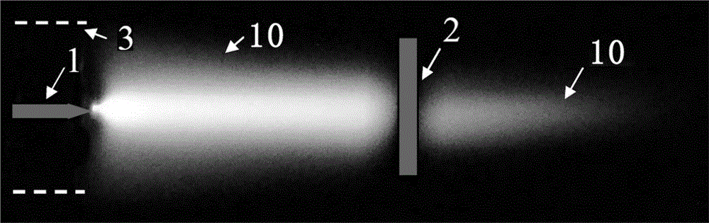 Device and method for producing continuous low-temperature large-section atmospheric pressure plasma plumes