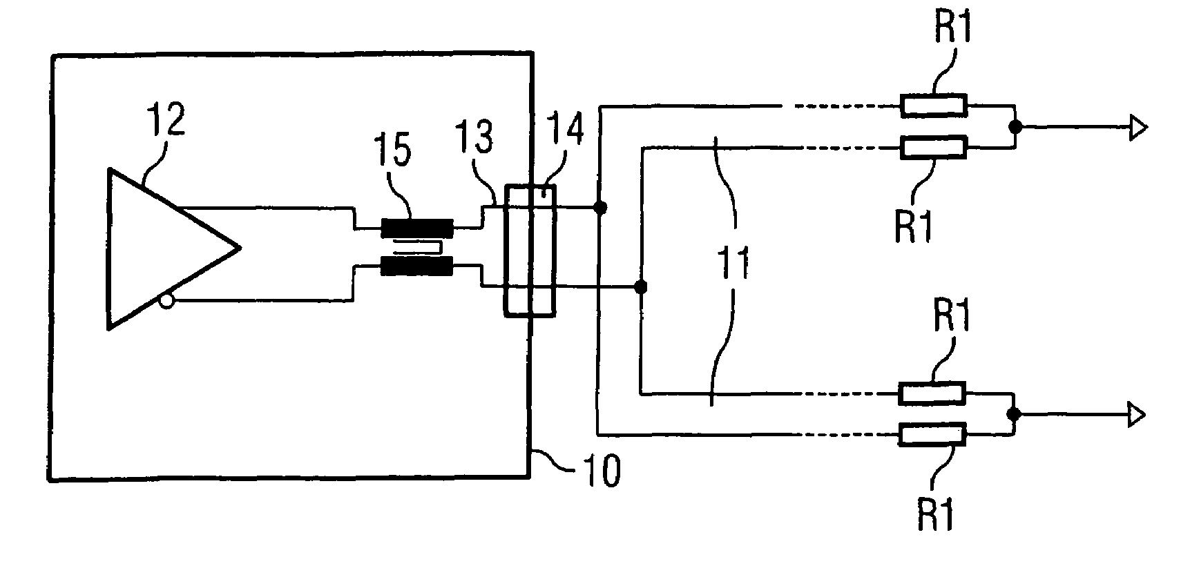 Device for non-contacting transmission of electrical signals between two relatively moving parts, with reduced perturbing radiation