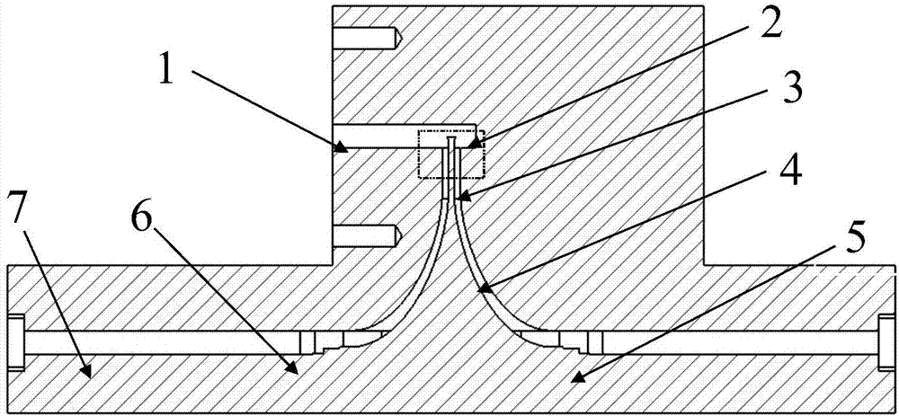 Broadband radial waveguide power divider/combiner in abnormal-cycloid transition structure