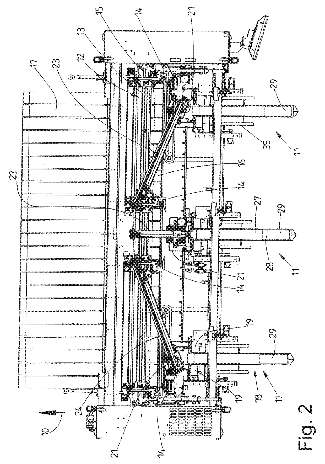 Method and device for supplying laundry items to a laundry treatment device, in particular a mangle