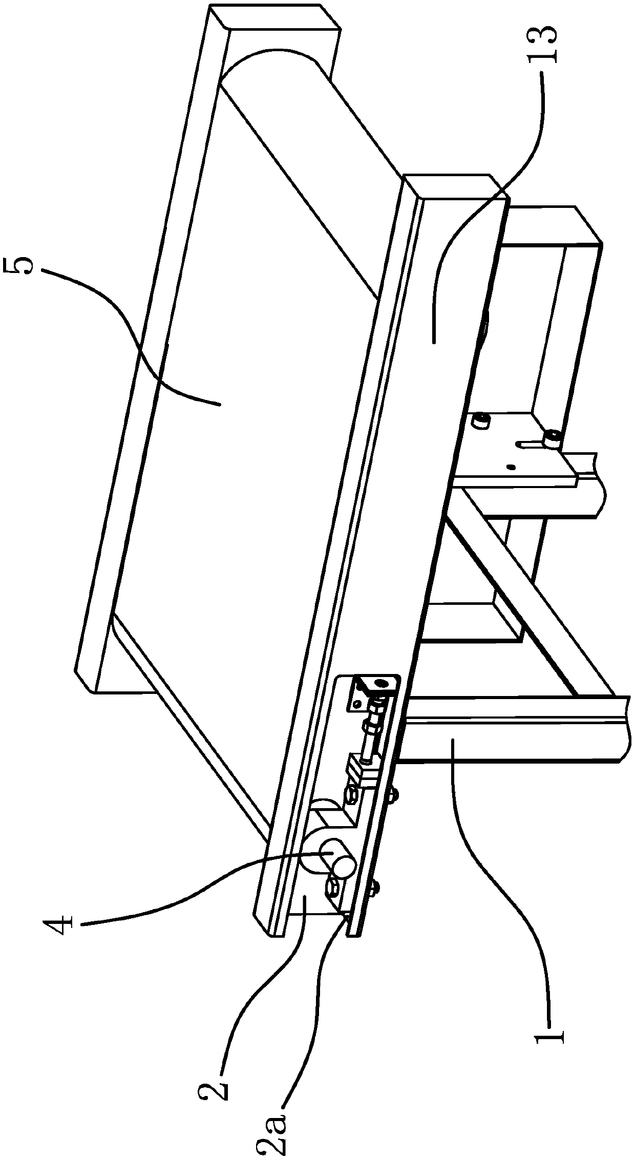 Adjusting device for driven feeding roller in packing bag conveying device