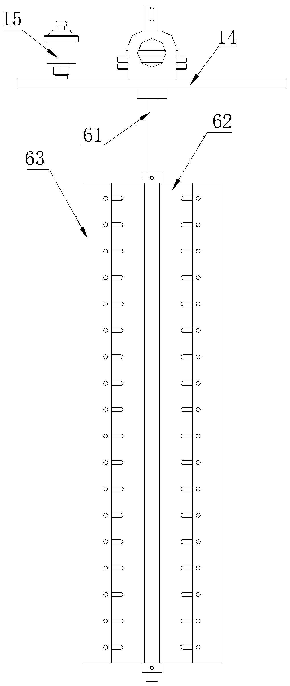 Stirring and filtering device for circulating pulp used in papermaking through glass fibers