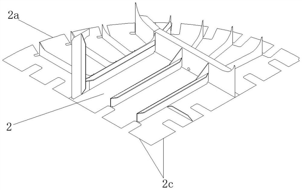 Container ship bilge-to-circle segmented structure and segmented construction method thereof