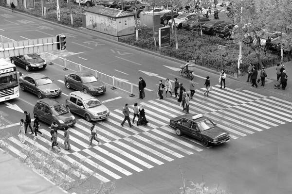 Ultra-low-speed crawling method for driverless cars under mixed road congestion