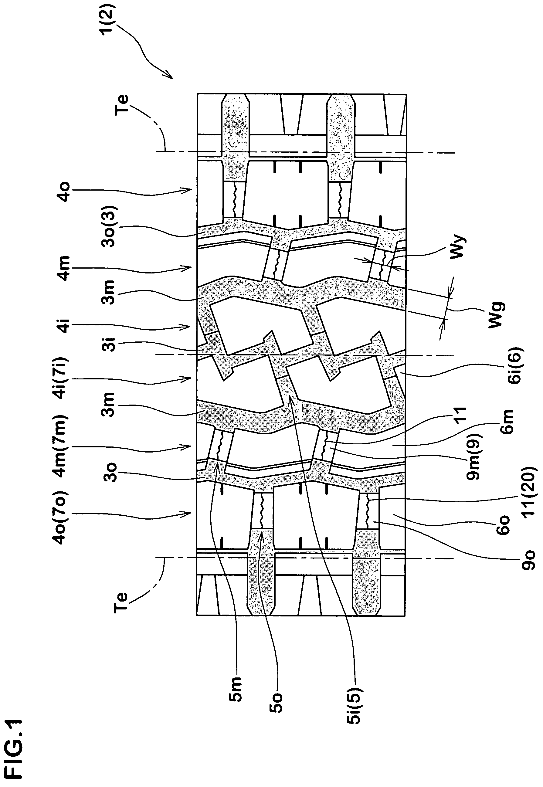 Pneumatic tire with tread having sipe in tie bar