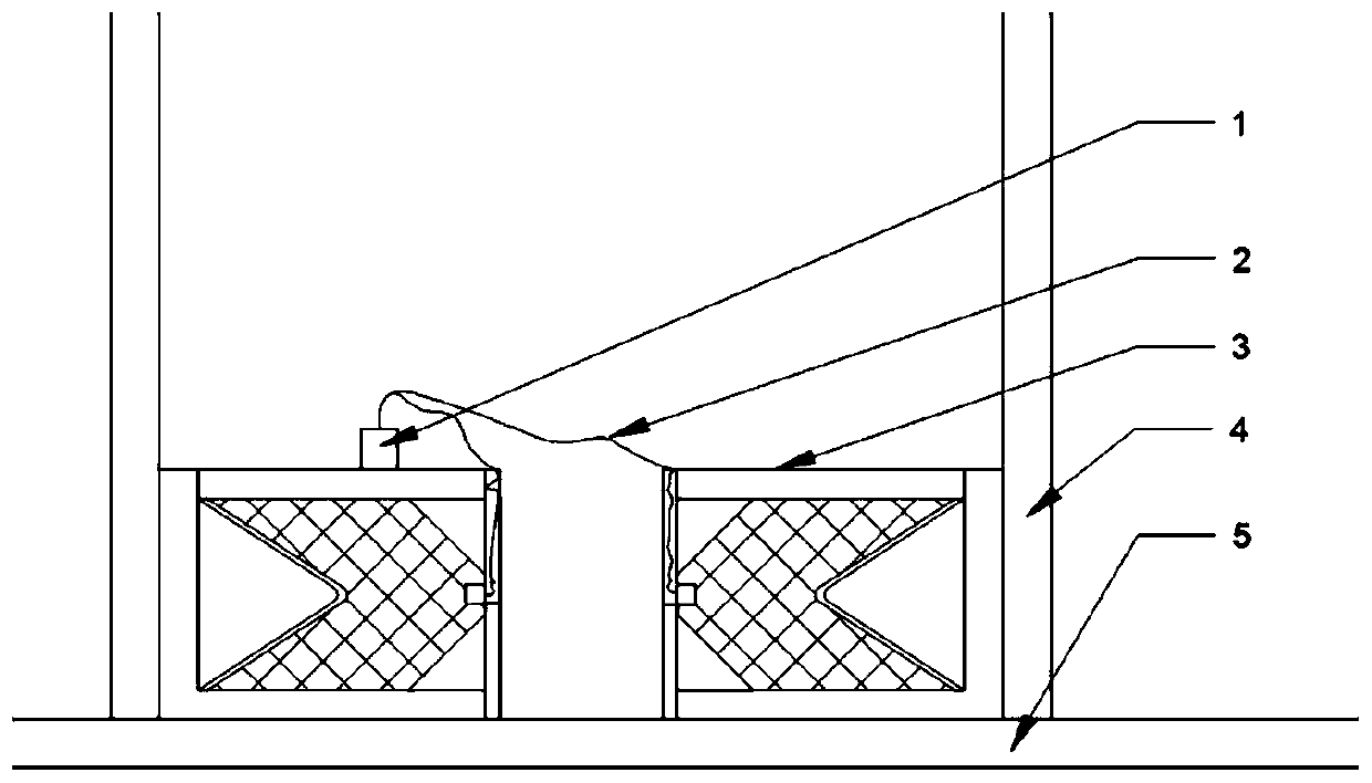 Deformable energy-collecting cutting device for fence breaking