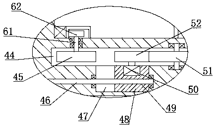 Apparatus for desalinating seawater by utilizing solar energy