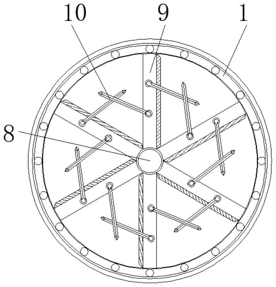 A feeding device for a straw baler and its application method