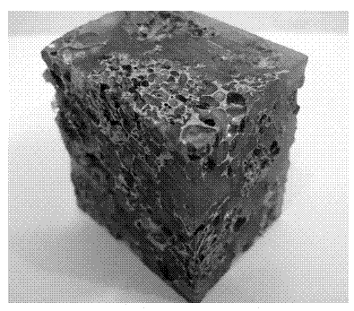 Preparation method of composite material of epoxy resin and closed-cell foamed aluminum