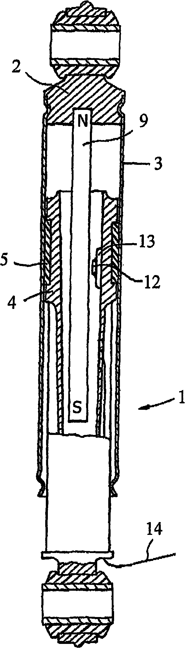 Household appliance for treating soft goods with displacement sensor