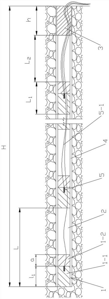 A kind of tunnel smooth blasting method of surrounding eye water interval charging method