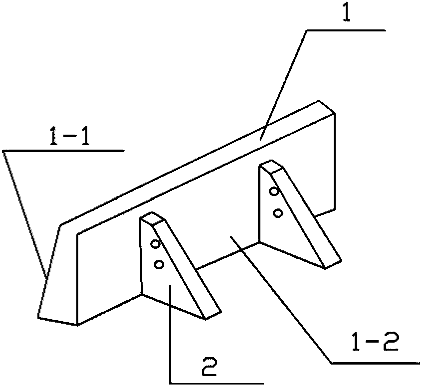 Ceramic edge strip for foamed ceramic production and preparation method thereof