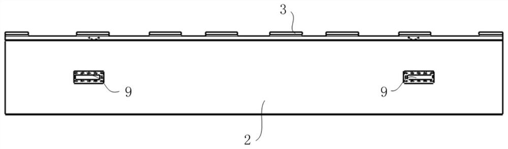 Railway vehicle and vehicle body apron board thereof