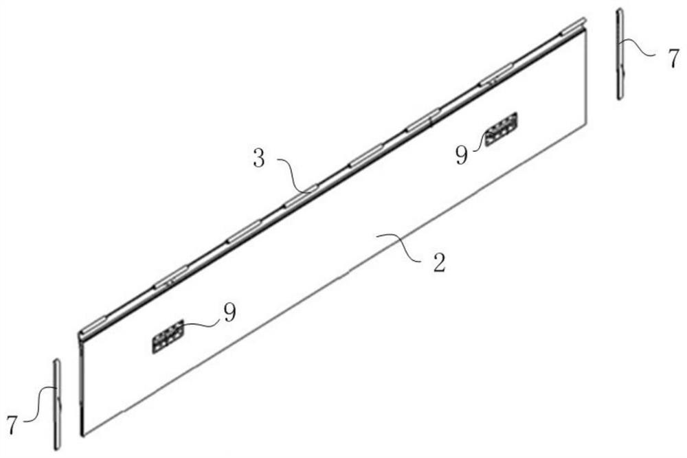 Railway vehicle and vehicle body apron board thereof