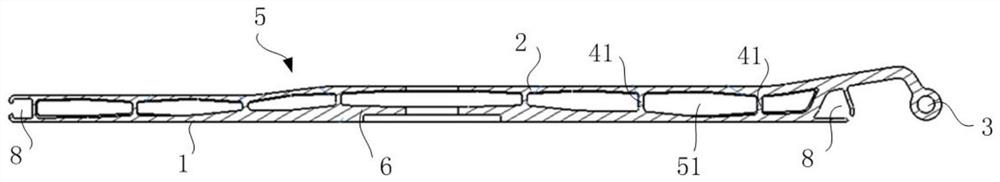 Railway vehicle and vehicle body apron board thereof