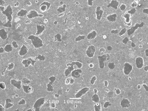 A closed-cell alumina-based mullite material and its preparation method