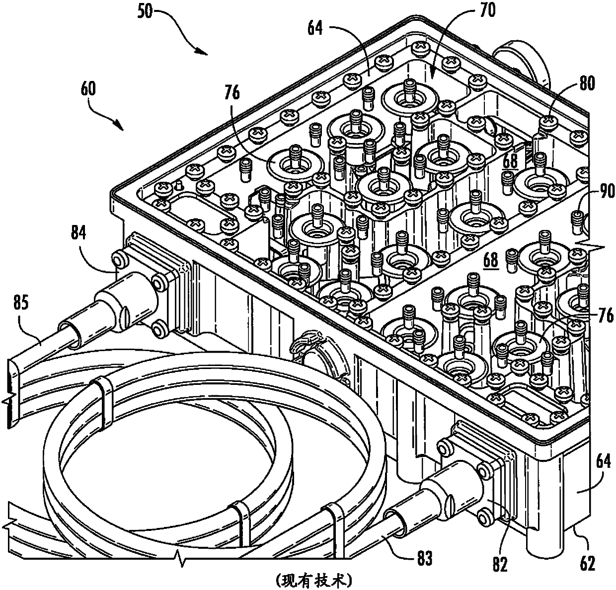 Suspended microstrip filtering device and microstrip filtering device