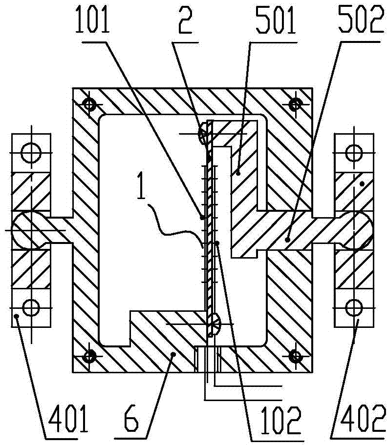 Temperature-self-compensating-integrated fiber bragg grating strain transducer and method for monitoring cable force of inhaul cable through integrated temperature self-compensating fiber bragg grating strain transducer