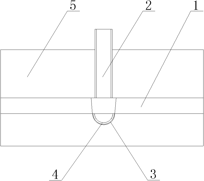 Pouring channel capable of preventing sand drop