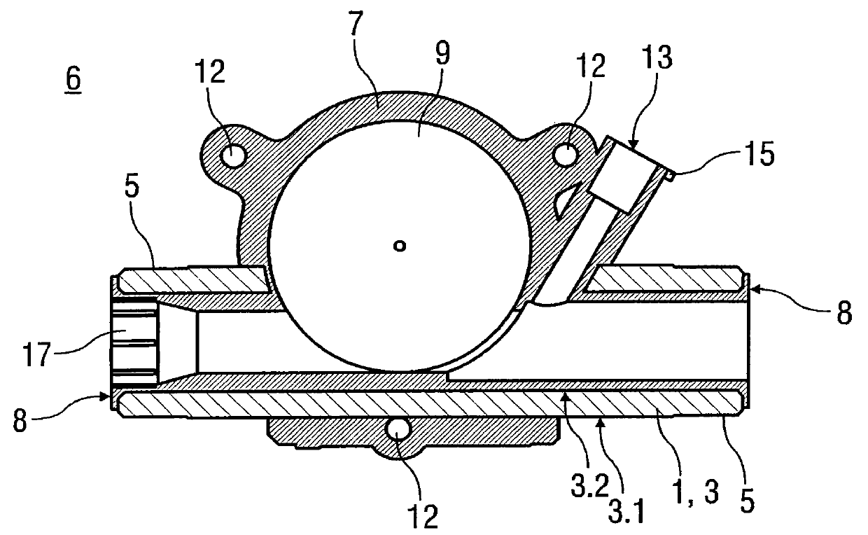 Water/heat meter with a dispenser casing and method for producing a dispenser casing