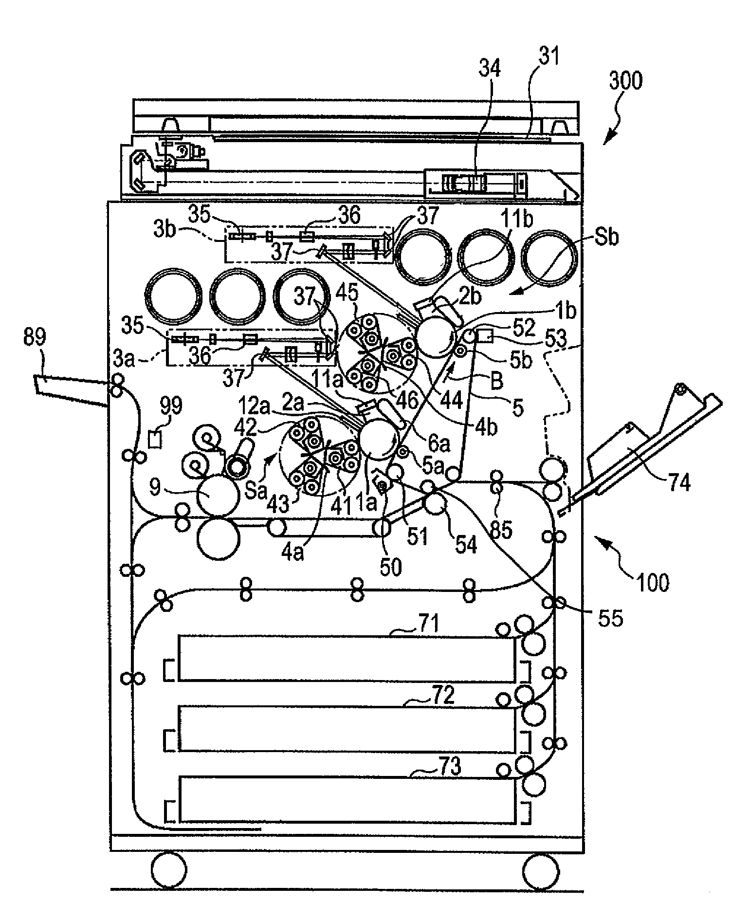 Image-forming apparatus and image-forming method for making development using light toner and dark toner with substantially the same hue