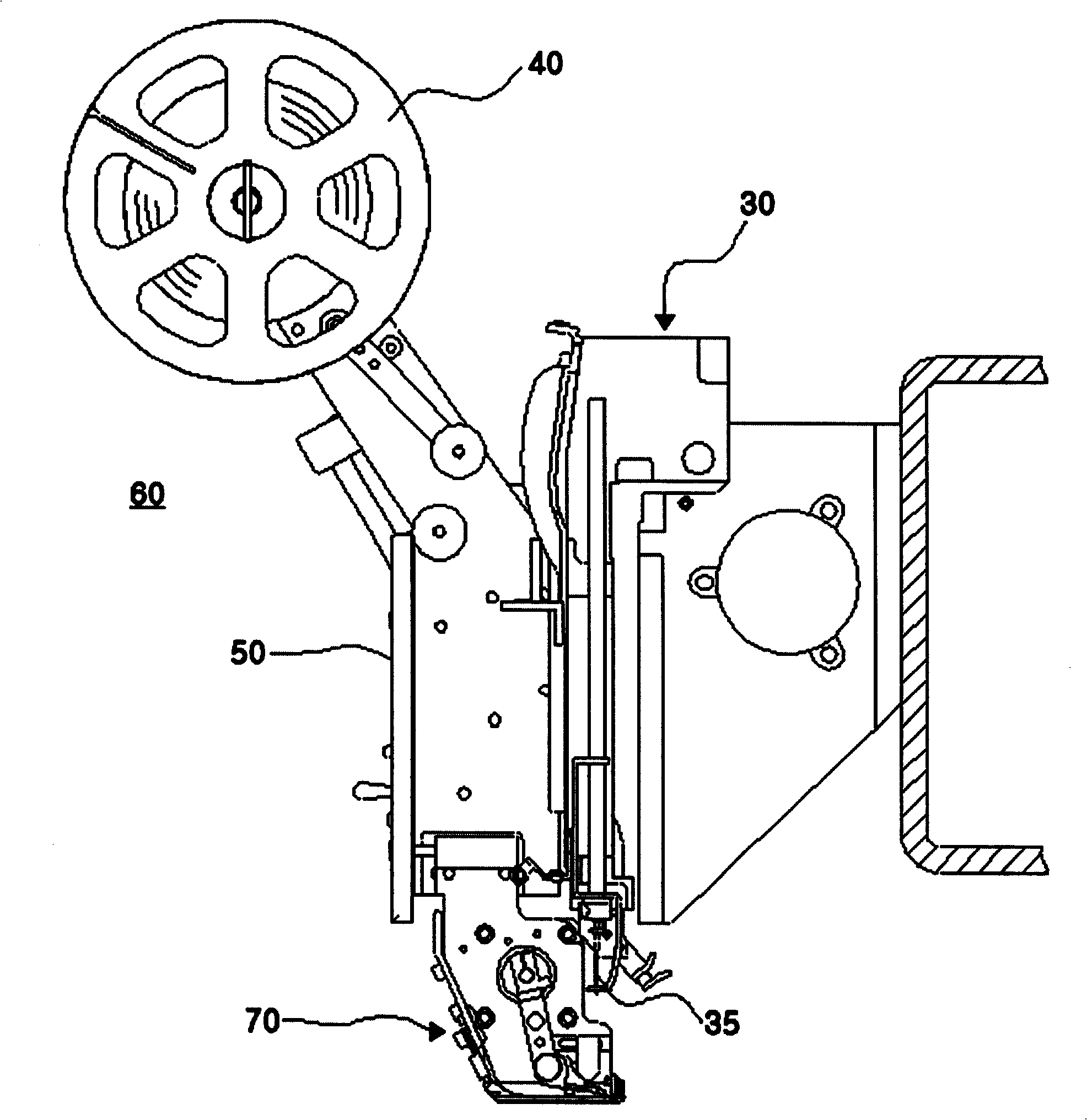 Drive device of double paillette lace machine and operation method thereof