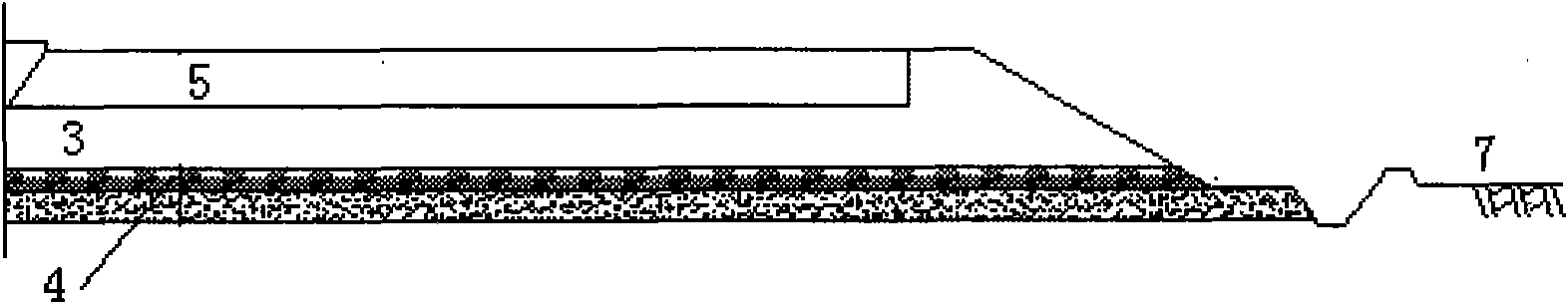 Low embankment structure in phreatic high slity soil region and construction method thereof