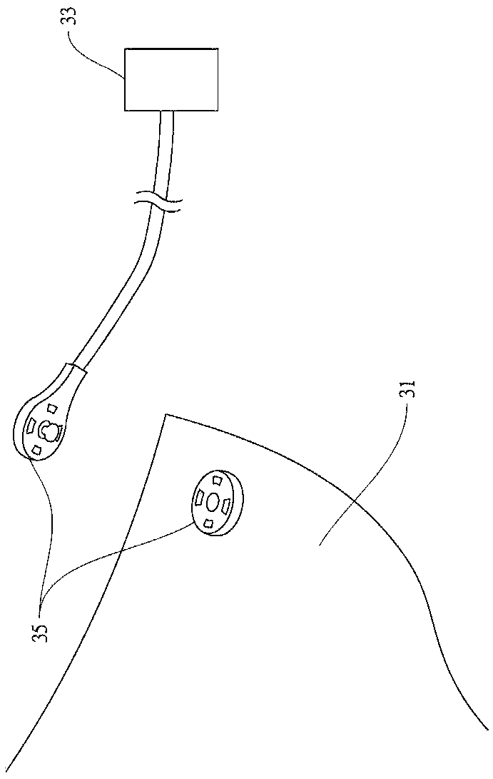 Spill detecting and warning device for dialysis patient