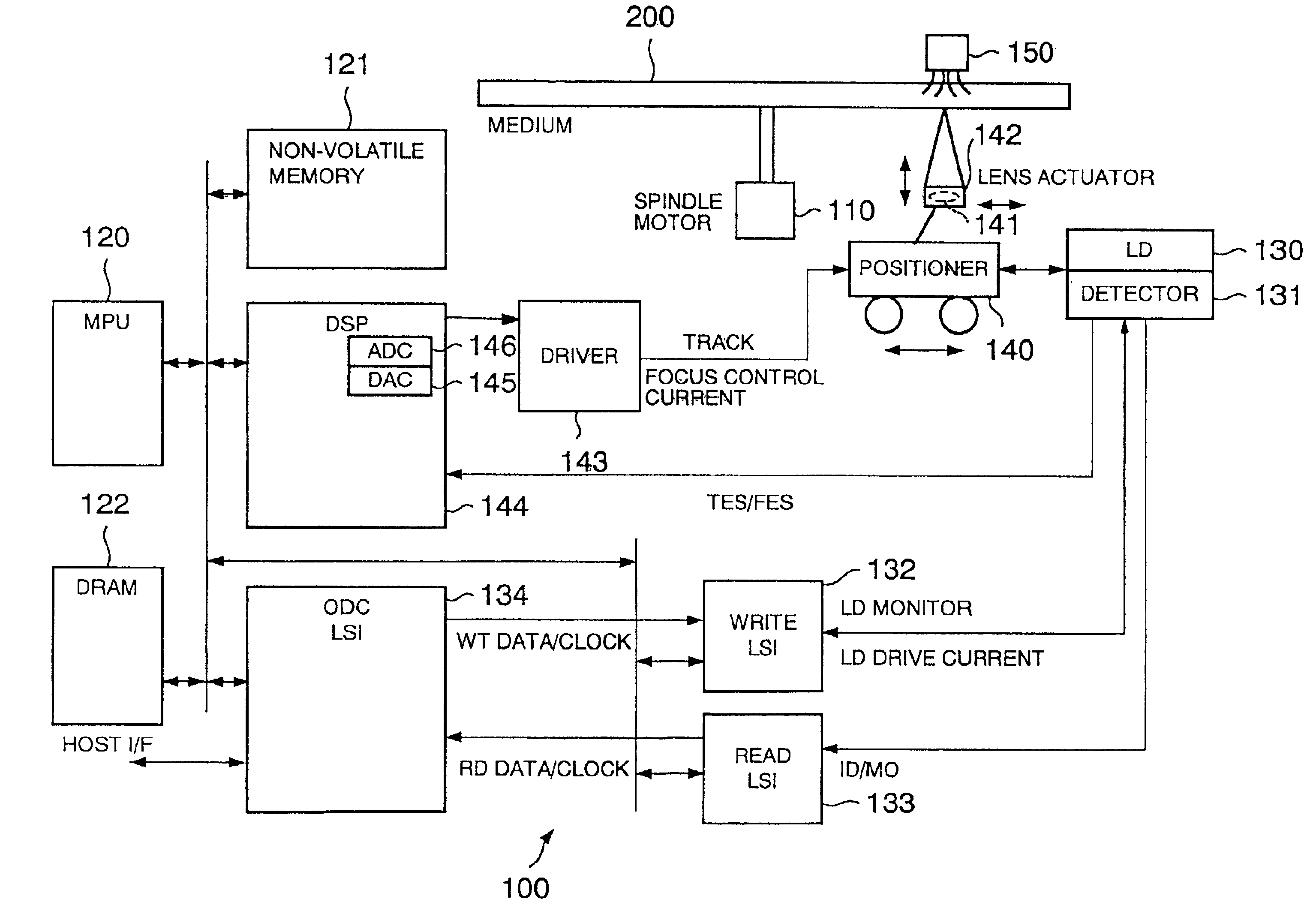 Information storage apparatus and information reproducing method for reducing cross talk from a region adjacent a recorded information mark