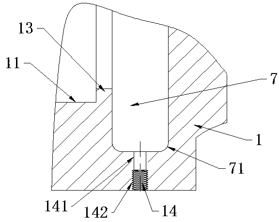 Disassembly-free scrap-iron-cleanable bearing seat, cleaning method and mining industry engineering machine