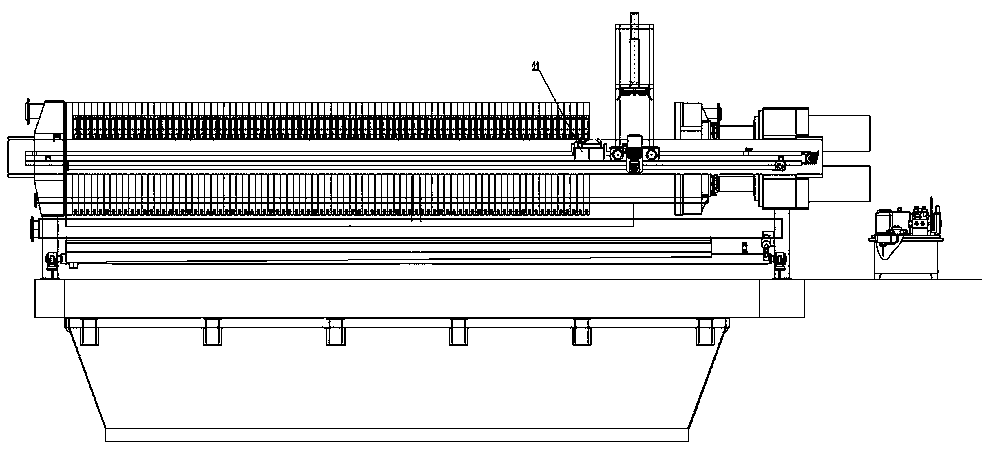 Scraping device for filter press