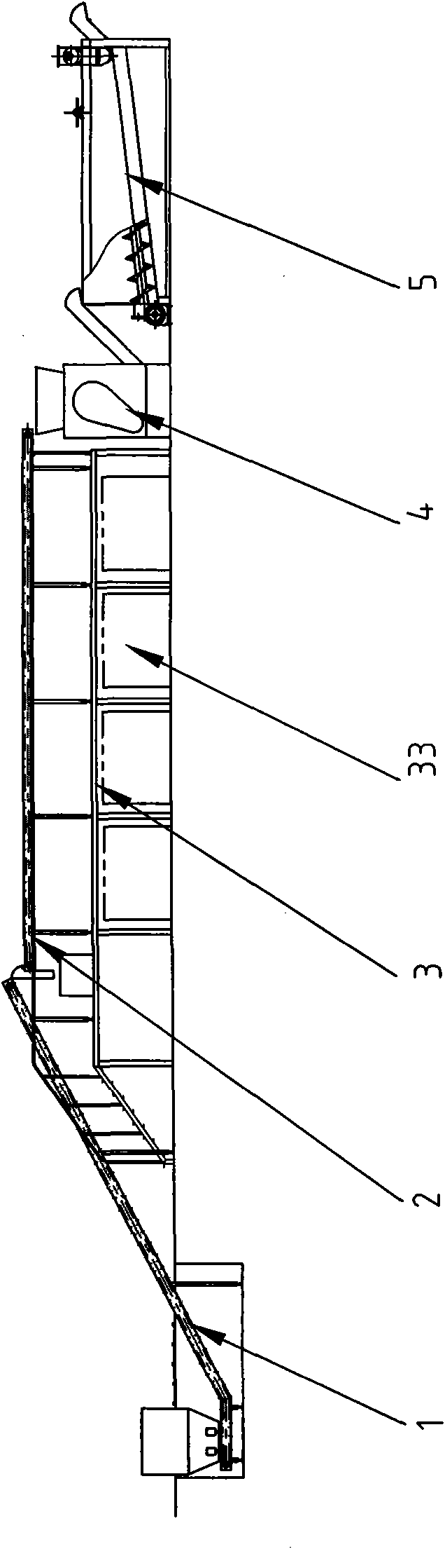 Device for producing regenerative polyester bottle chips by using waste plastics and production process thereof