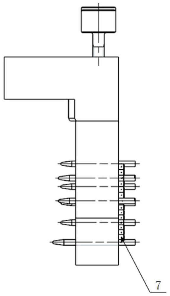 A device for detecting misalignment of complex profiles in a narrow space and a method for detecting misalignment