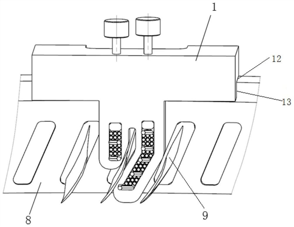 A device for detecting misalignment of complex profiles in a narrow space and a method for detecting misalignment