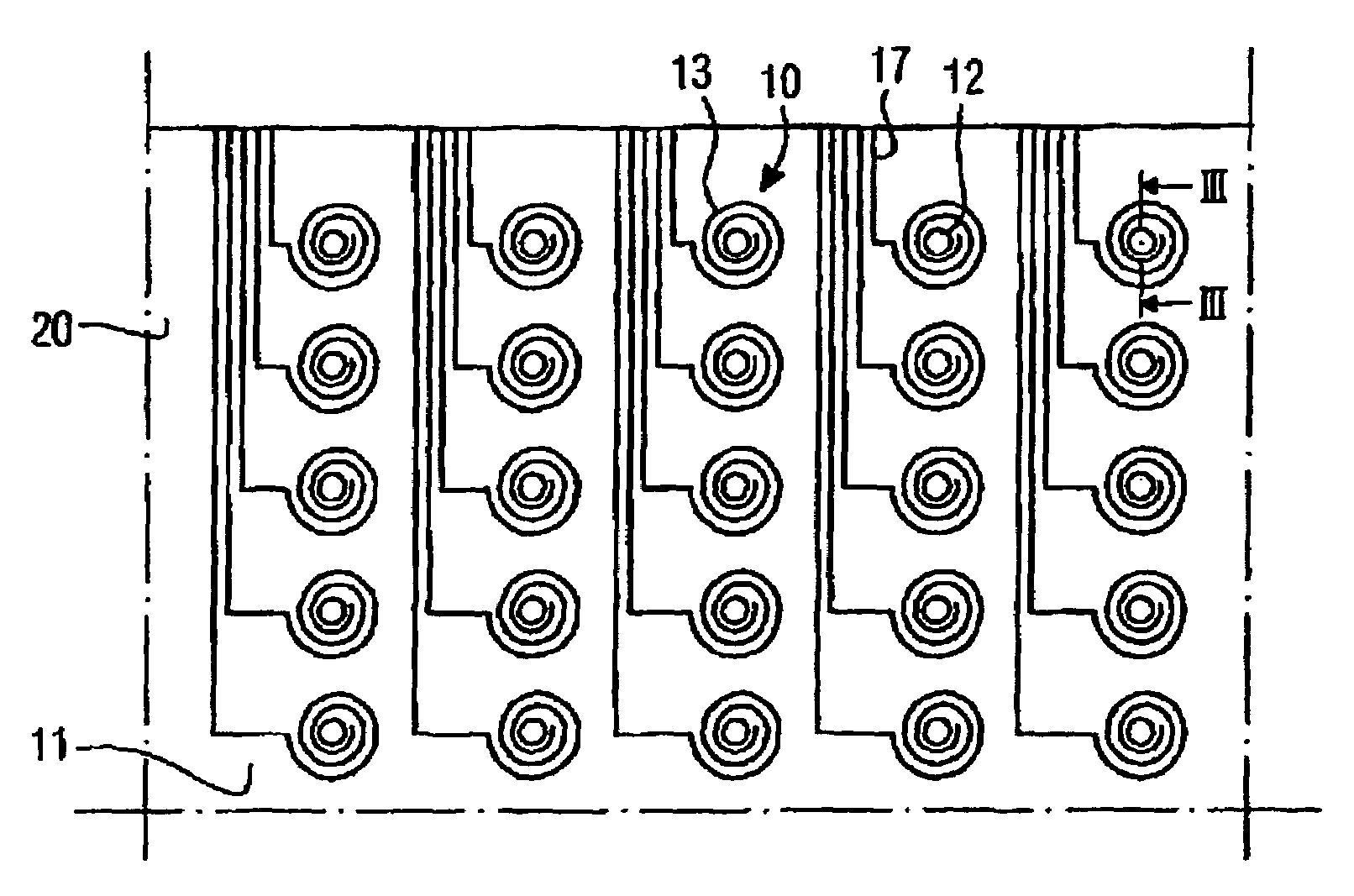 Microfluidic device and method with trapping of sample in cavities having lids that can be opened or closed