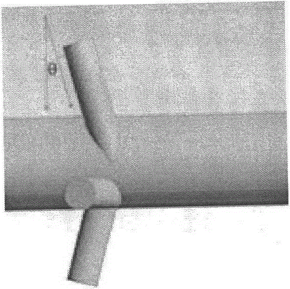 Device capable of improving quality of ring-spun yarn and application thereof